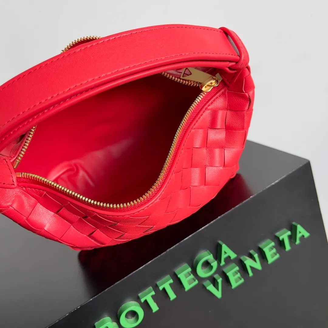 Batch 1360 It is predicted that BV Bottega’s lunch bag will be popular again this year. The entire bag is made of top nappa lambskin, which is very soft and lightweight. It also uses the intrecciato weaving process that the two founders spent several months developing from the beginning of the brand. It is completely hand-woven by Italian craftsmen. It perfectly reflects the craftsmanship of Bottega. The entire bag shape is also a very practical and popular lunch box bag type. The slightly curved arc of the bag mouth can also better fit our wrists. Style number: 754443 Size: 22*13*9